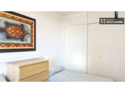 Bett zu vermieten in einer Wohnung mit 3 Schlafzimmern in… - Zu Vermieten