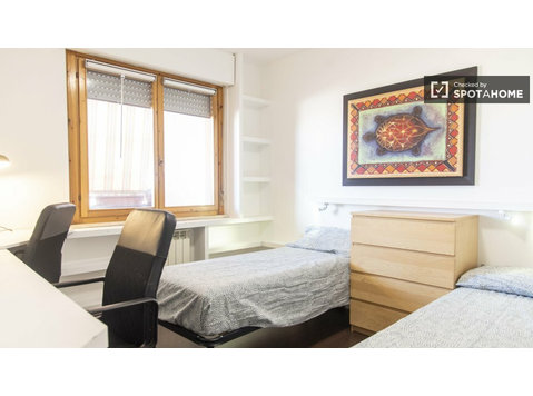 Aluga-se cama em apartamento com 3 quartos em Roma - Aluguel