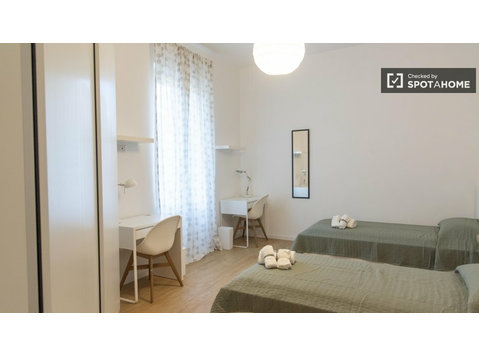 Lit à louer dans un appartement avec 5 chambres à Rome - À louer