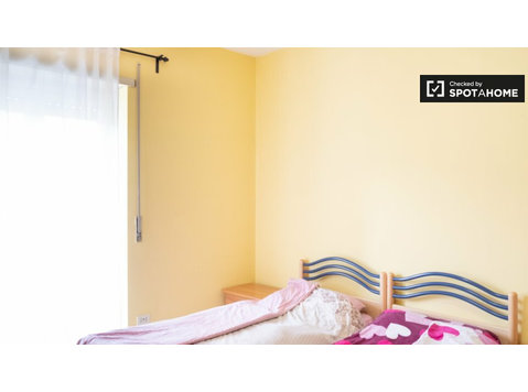 Bed for rent in shared room in 2-bedroom apartment in Tiburt - Ενοικίαση