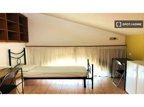 Bett zur Miete in einem Mehrbettzimmer in Portuense, Rom - Zu Vermieten