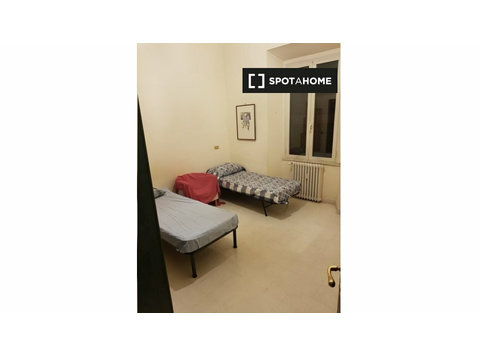 Bett in hellem Zimmer in Wohnung in San Giovanni, Rom - Zu Vermieten