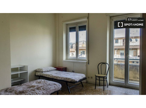 Bed in shared room in 3-bedroom apartment in Rome - Til leje