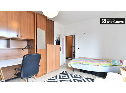 Betten zur Miete in 4-Zimmer-Wohnung in Torre Angela, Rom - Zu Vermieten