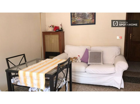 Betten zu vermieten in einer Wohnung mit 3 Schlafzimmern in… - Zu Vermieten