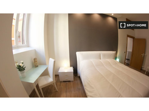 Helles, modernes Zimmer in einer Wohnung in Appio Latino,… - Zu Vermieten