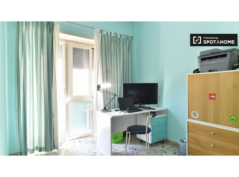 Bright room for rent, 3-bedroom apartment, Primavalle, Rome - השכרה