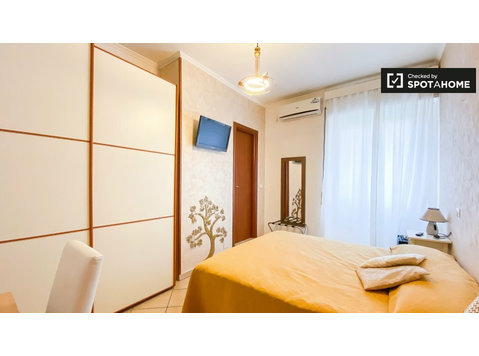 Bright room for rent in 3-bedroom apartment in Ostiense - Vuokralle