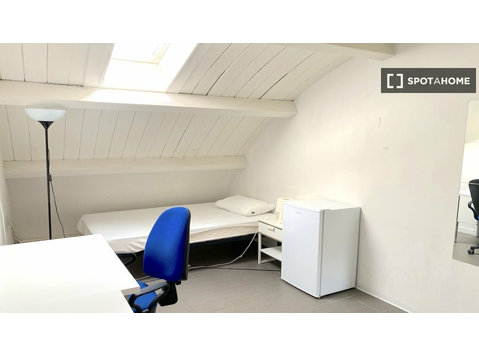 Jasny pokój do wynajęcia w 3-pokojowym mieszkaniu w Tor… - Do wynajęcia