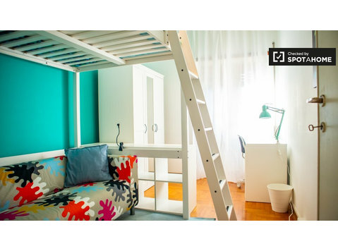 Luminosa camera in affitto in appartamento con 4 camere da… - In Affitto