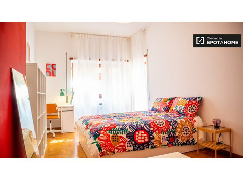 Bright room for rent in 5-bedroom apartment in Trieste - الإيجار