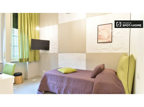 Helle Zimmer zur Miete in 8-Zimmer-Haus in Monte Sacro, Rom - Zu Vermieten
