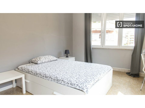 Bright room for rent in apartment with 4 bedrooms, Trieste - 空室あり