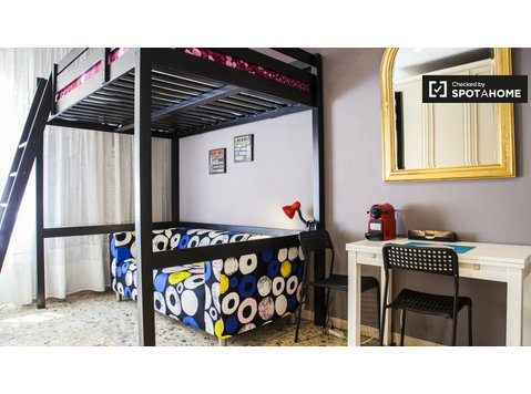 Jasny pokój w apartamencie z 2 sypialniami w Tiburtina w… - Do wynajęcia
