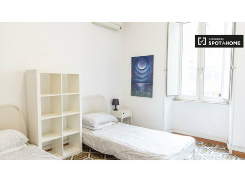 Bright room in 2-bedroom flat in Appio Latino, Rome - For Rent