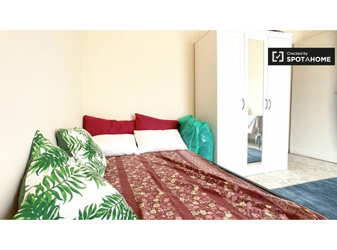 Jasny pokój w apartamencie z 3 sypialniami w Primavalle w… - Do wynajęcia
