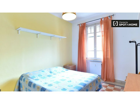 Bright room in 3-bedroom apartment in San Giovanni, Rome - For Rent