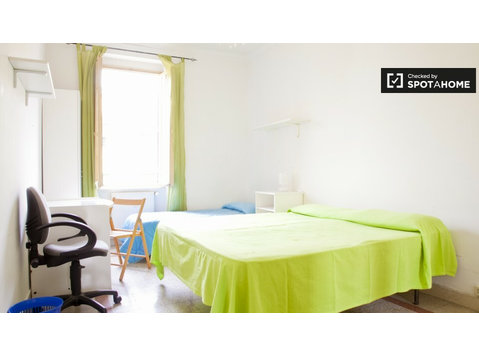 Helles Zimmer in 3-Zimmer-Wohnung in San Giovanni, Rom - Zu Vermieten