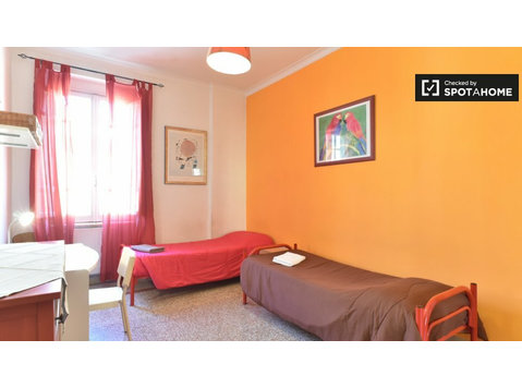Bright room in 3-bedroom apartment in San Giovanni, Rome - کرائے کے لیۓ
