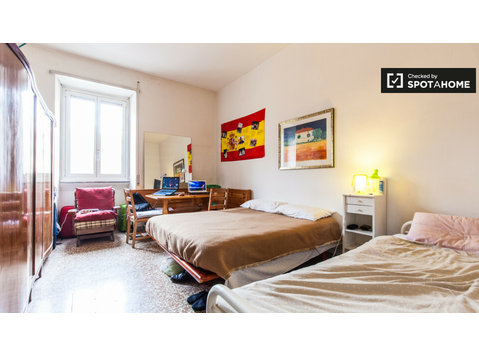Quarto luminoso em apartamento de 4 quartos em San… - Aluguel