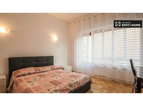 Bright room in 5-bedroom apartment in Balduina, Rome - Аренда