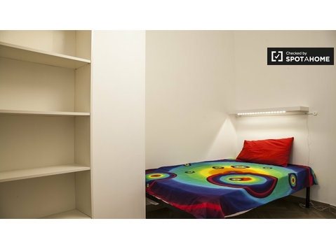 Bright room in 5-bedroom apartment in Ostiense, Rome - Annan üürile