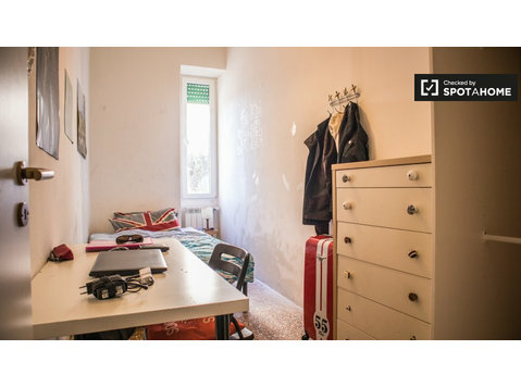 Helles Zimmer in 6-Zimmer-Wohnung in Ostiense, Rom - Zu Vermieten