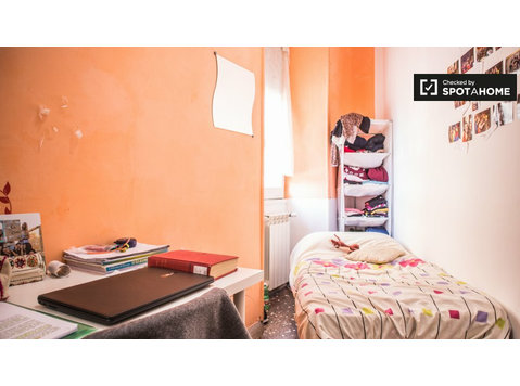 Jasny pokój w 6-pokojowym apartamencie w Ostiense w Rzymie - Do wynajęcia
