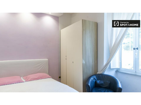 Habitación luminosa en apartamento en San Giovanni, Roma - Alquiler
