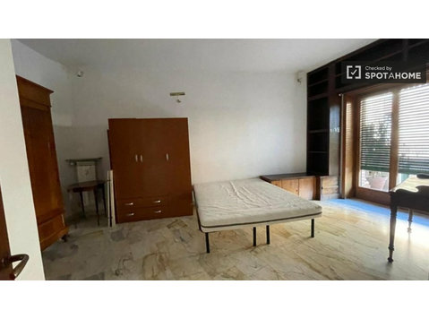 Zentrales Zimmer in der Wohnung in San Lorenzo, Rom - Zu Vermieten