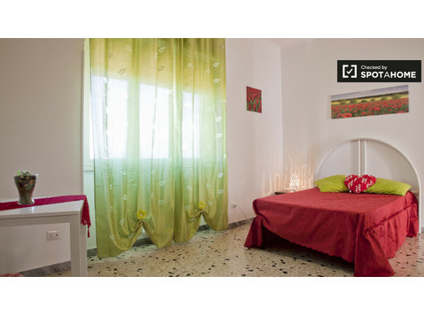 Zentraler Raum mit Regalen in der Wohnung in Massimilla, Rom - Zu Vermieten