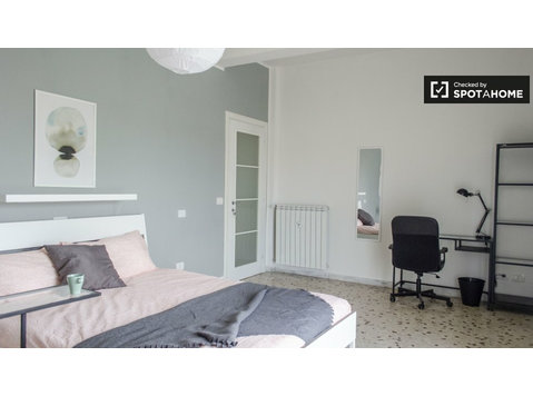 Charmantes Zimmer in einer 6-Zimmer-Wohnung in Ostiense zu… - Zu Vermieten