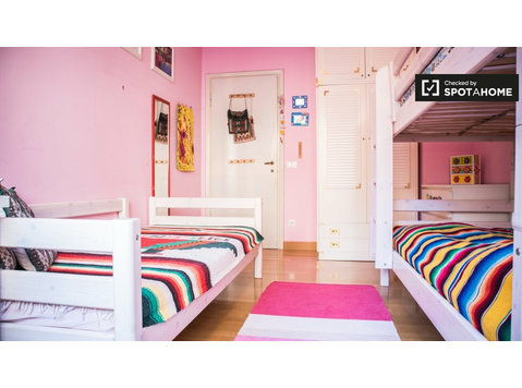Quarto colorido em apartamento de 2 quartos em Ostiense,… - Aluguel