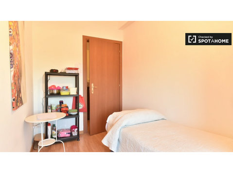 Comfortable room in 3-bedroom apartment, Rome - Disewakan