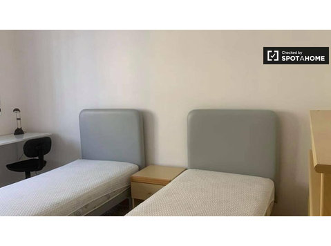 Komfortables Zimmer in 3-Zimmer-Wohnung in Triest, Rom - Zu Vermieten