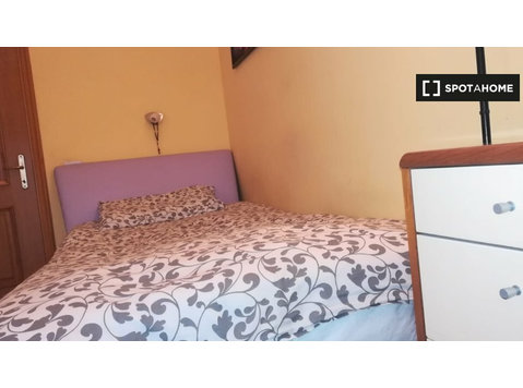 Comfy room for rent in Municipio XIII, Rome - Aluguel