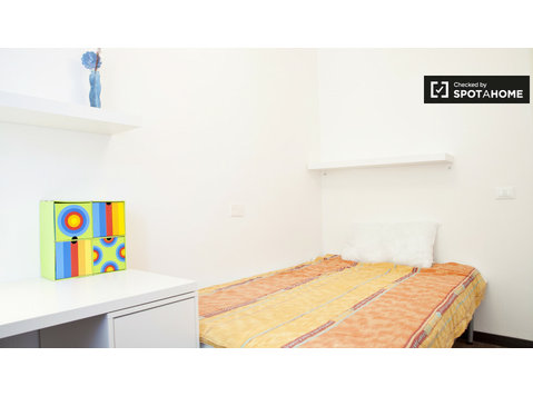 Chambre fraîche dans l'appartement à San Paolo, Rome - À louer