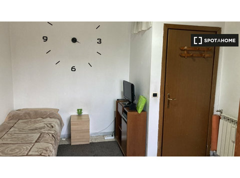 Cosy room in 3-bedroom apartment in Tor Sapienza, Rome - Аренда