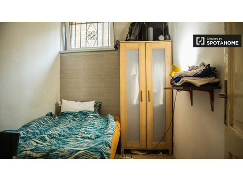 Cosy room in 5-bedroom apartment in Aurelio, Rome - For Rent