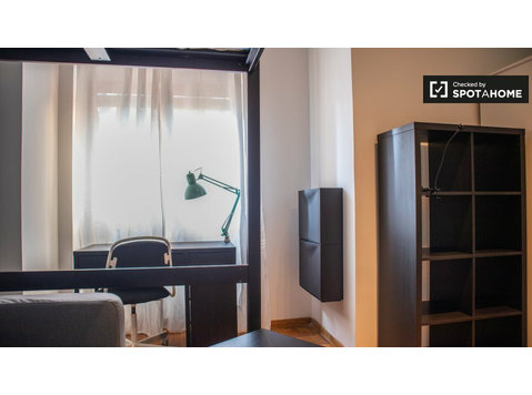 Cozy room for rent in 5-bedroom apartment in Trieste -  வாடகைக்கு 
