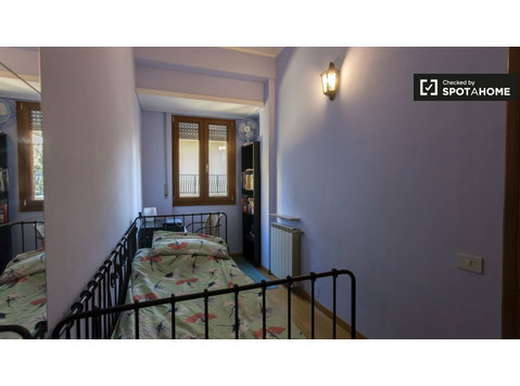 Przytulny pokój w apartamencie z 2 sypialniami w Sant… - Do wynajęcia