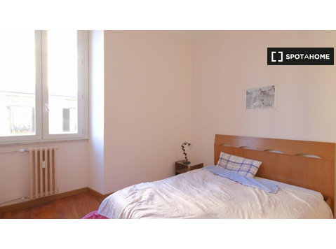 Cozy room in 3-bedroom apartment in San Giovanni, Rome - For Rent