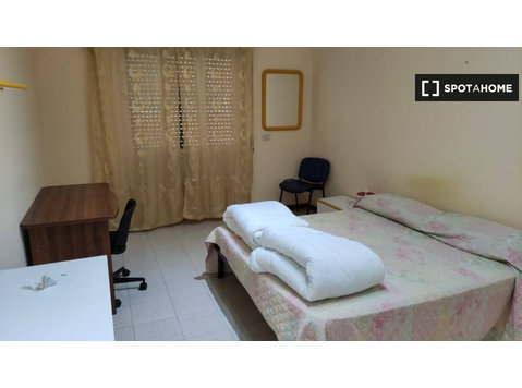 Chambre confortable dans un appartement à Trieste, Rome - À louer