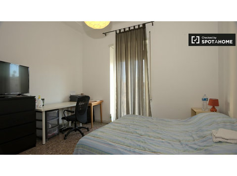 Double bed in room in 2-bedroom apartment, Monteverde, Rome - For Rent