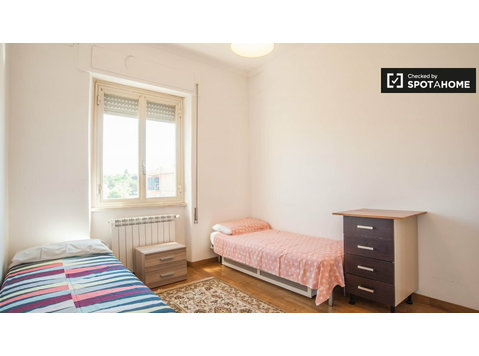 Double room for rent in Torre Gaia, Rome - کرائے کے لیۓ