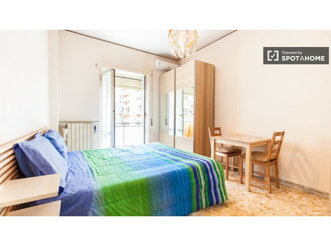 Quarto duplo em apartamento de 3 quartos em Centocelle, Roma - Aluguel