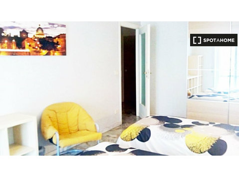 Quarto duplo em apartamento de 3 quartos em Centocelle, Roma - Aluguel