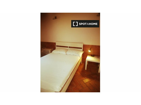 Trieste, Roma'da 5 yatak odalı dairede çift kişilik oda - Kiralık