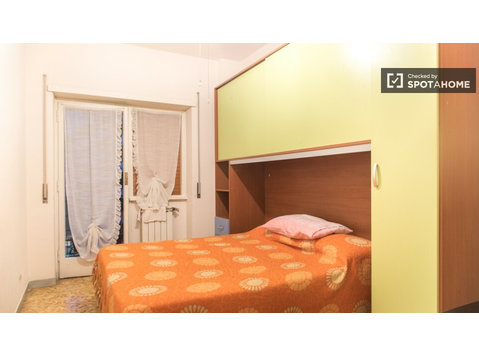 Quarto duplo com varanda no apartamento em Tiburtina, Roma - Aluguel