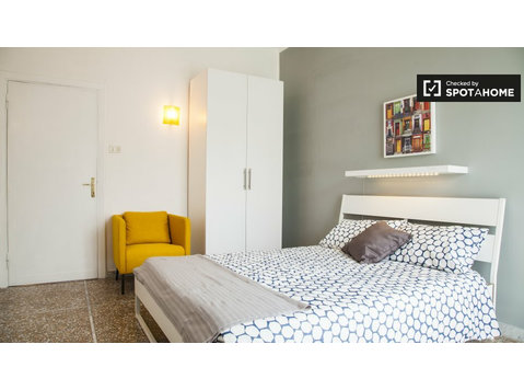 Trieste, Roma'da 5 yatak odalı dairede dinamik oda - Kiralık